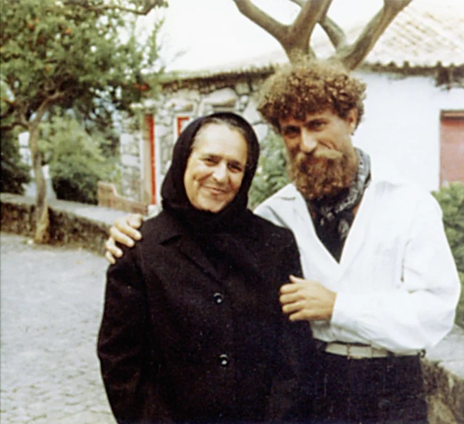 António Variações com a mãe Deolinda na terra natal (foto: DR)