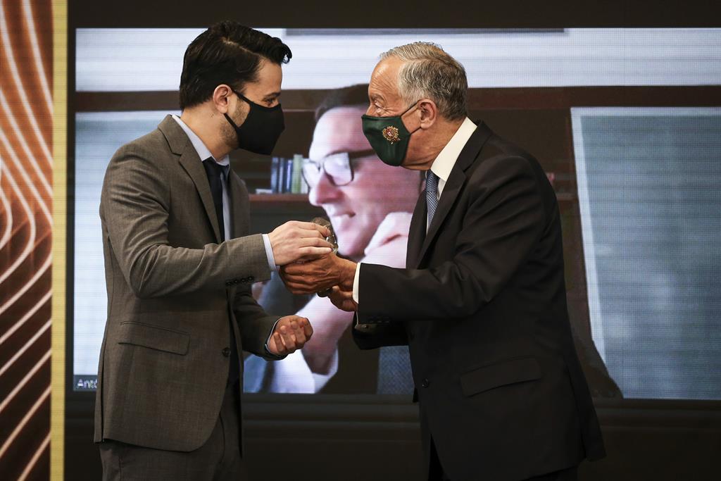 João Marco Silva a receber o prémio das mãos do Presidente da República (foto: Rodrigo Antunes/Lusa)