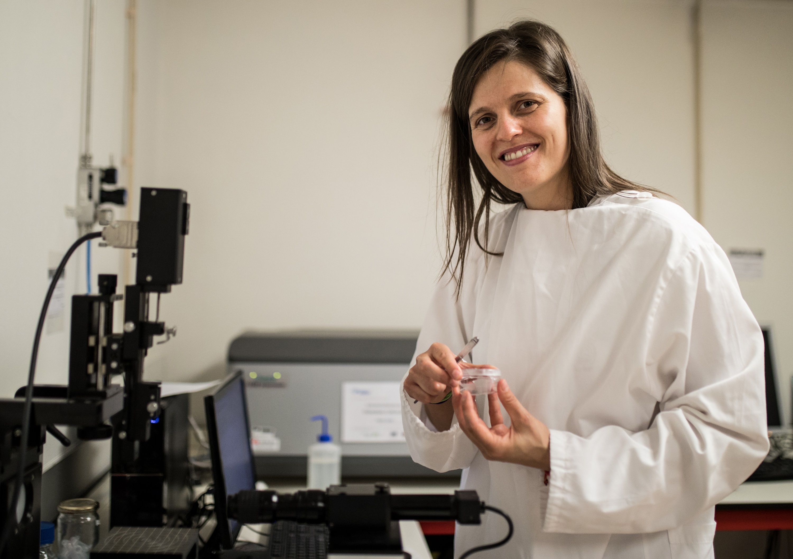Filipa Fernandes em laboratório (foto: Nuno Gonçalves)