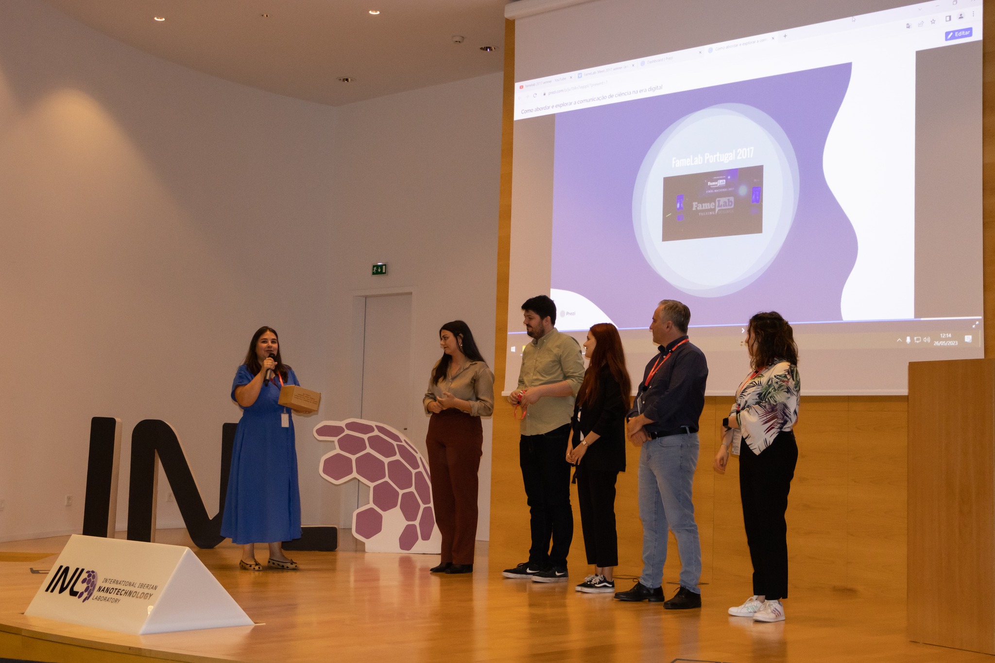 A apresentadora Catarina Loureiro e os oradores (foto: ISAVE)