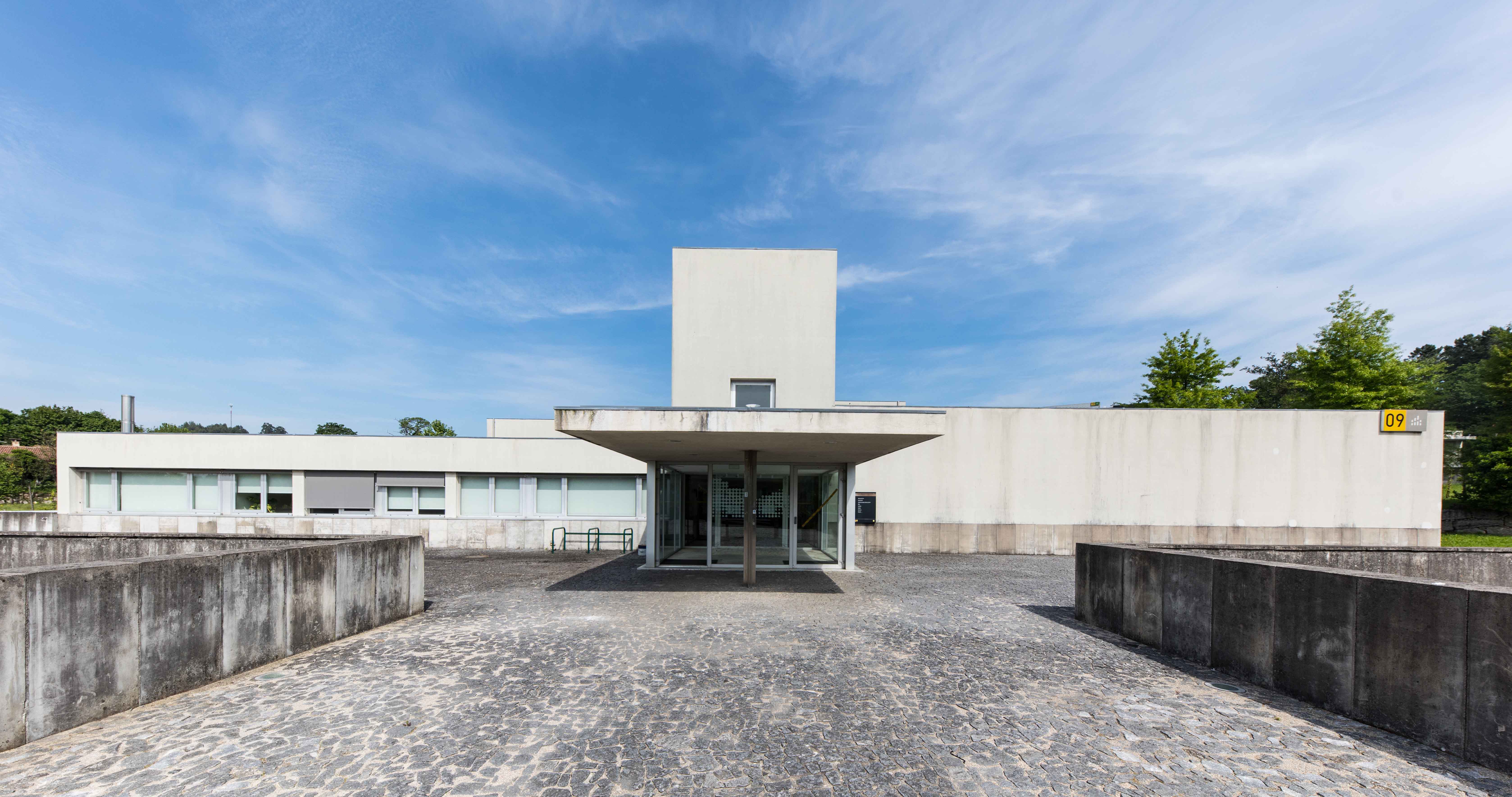 A EAAD situa-se no campus de Azurém, Guimarães