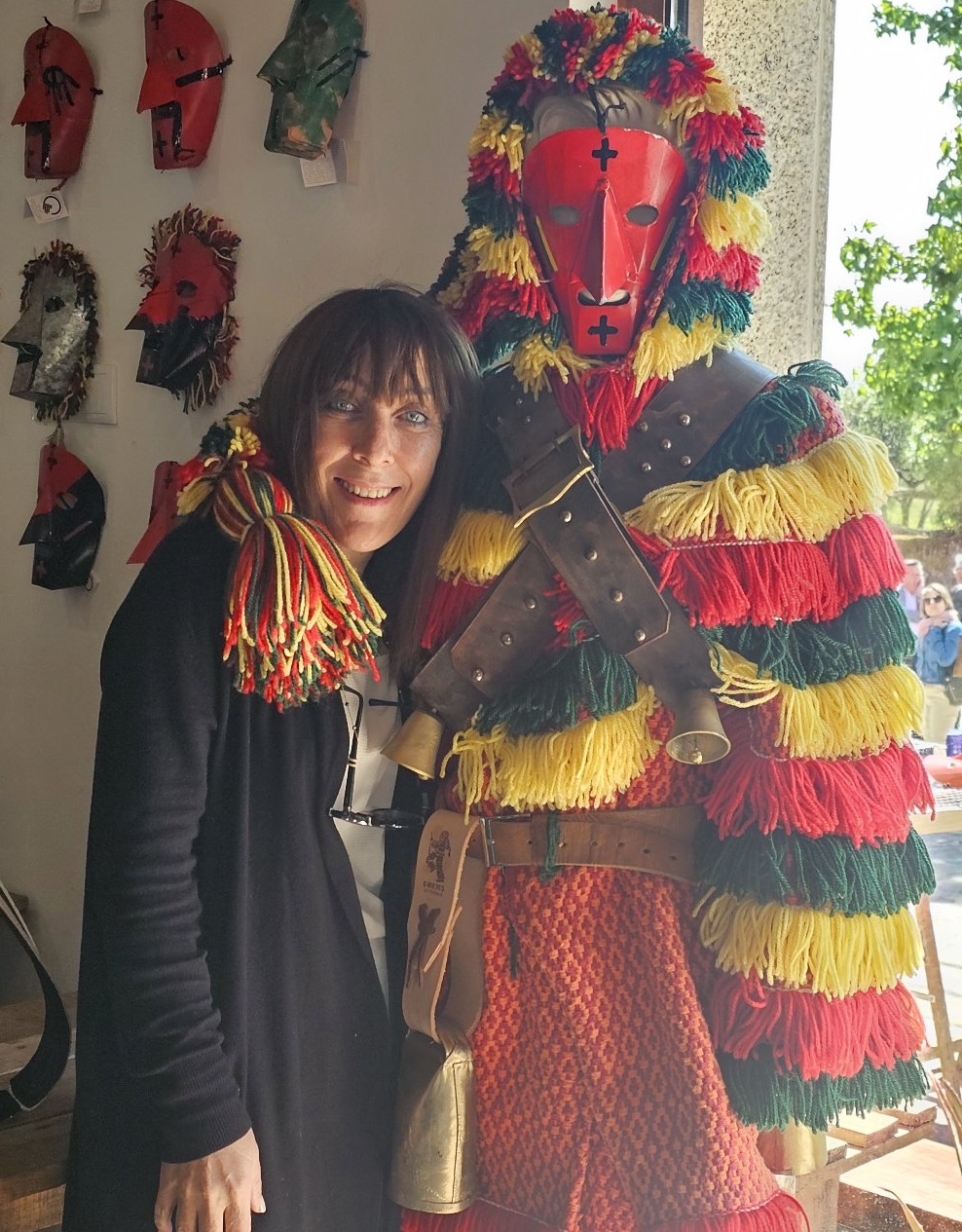 Ana Fragoso junto a um careto de Podence