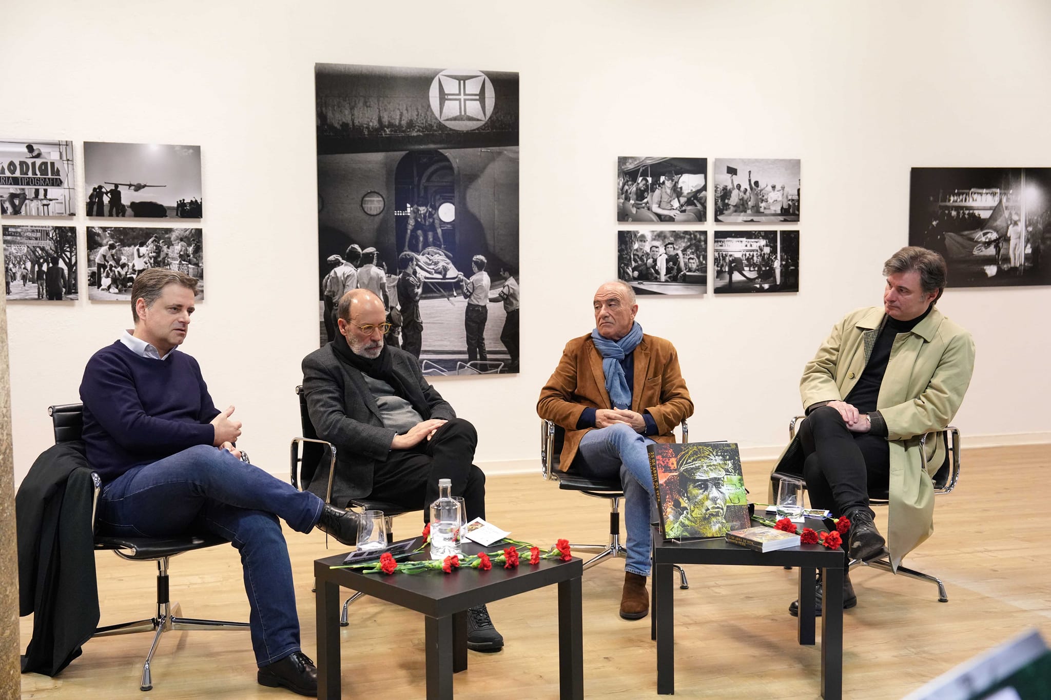 A exposição de Alfredo Cunha na Galeria do Paço abriu com o autarca de Braga, o reitor e o diretor dos Museus da UMinho (foto: CM Braga)