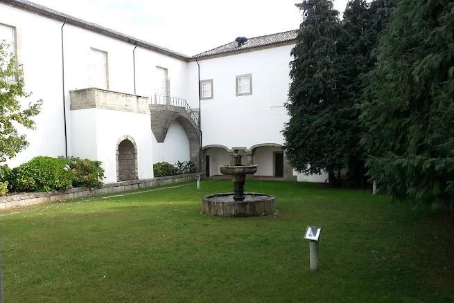 O jardim interior da Biblioteca Pública de Braga alia natureza e literatura