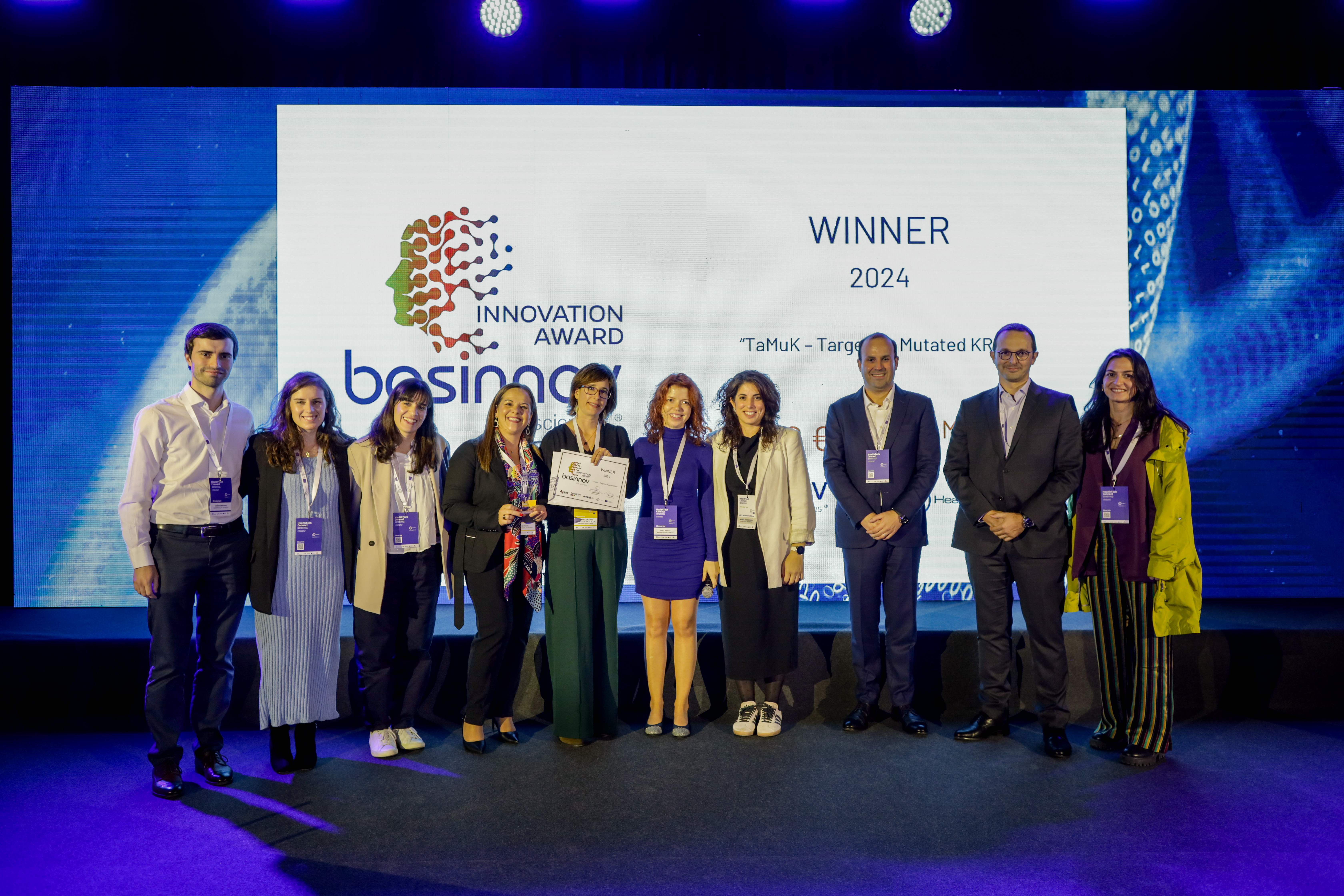 Ana Preto e Andreia Valente a receberem o prémio, entre os membros da organização (foto: FHC Group)