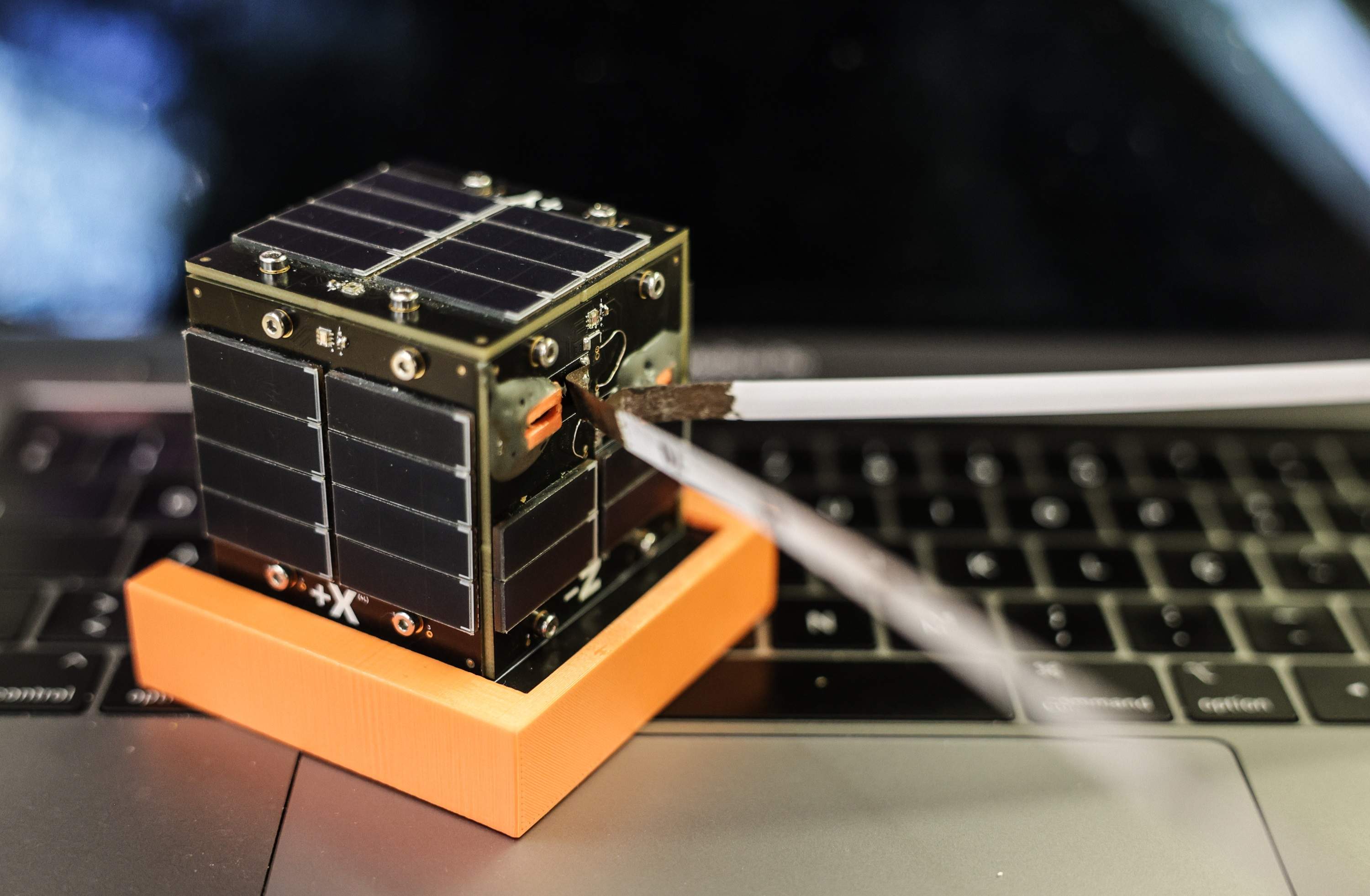 Réplica do nanossatélite (foto: Nuno Gonçalves)