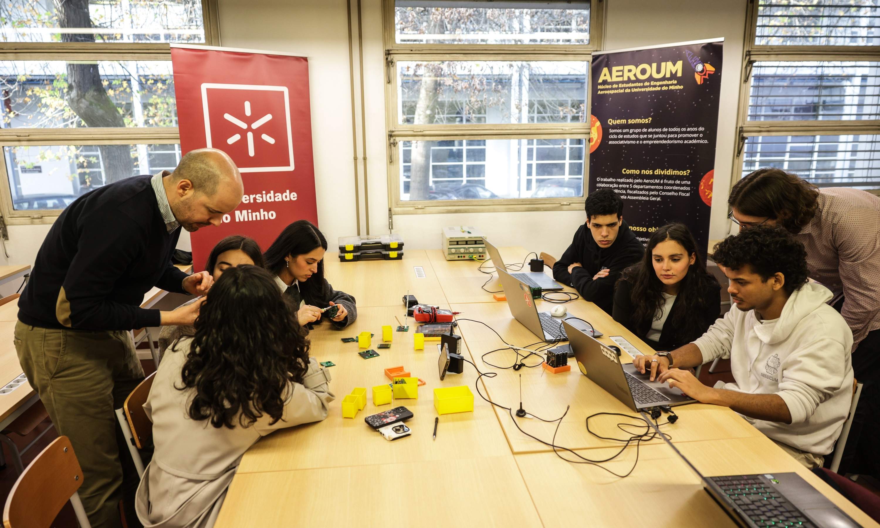 Os estudantes participaram na missão da UMinho em colocar um satélite em órbita (foto: Nuno Gonçalves)