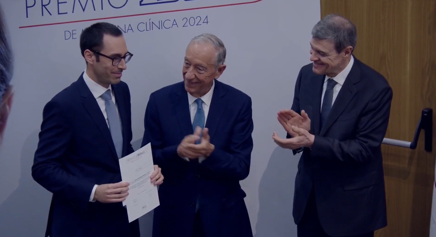 Tiago Gil Oliveira a receber o prémio, ao lado de Marcelo Rebelo de Sousa e Luís Portela