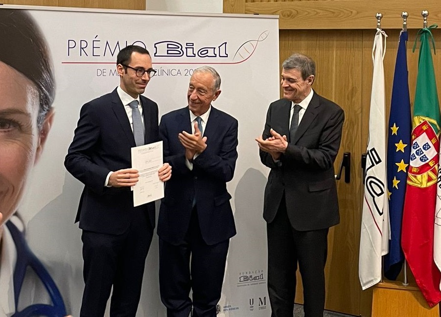 Tiago Gil Oliveira a receber o prémio, ao lado de Marcelo Rebelo de Sousa e Luís Portela (foto: Fundação BIAL)