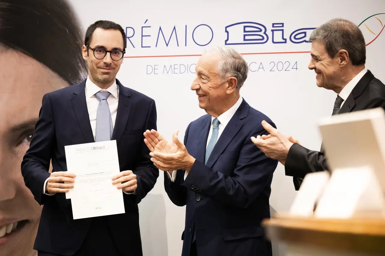 Tiago Gil Oliveira a receber o prémio, ao lado de Marcelo Rebelo de Sousa e Luís Portela (foto: Matilde Freschi/Expresso)
