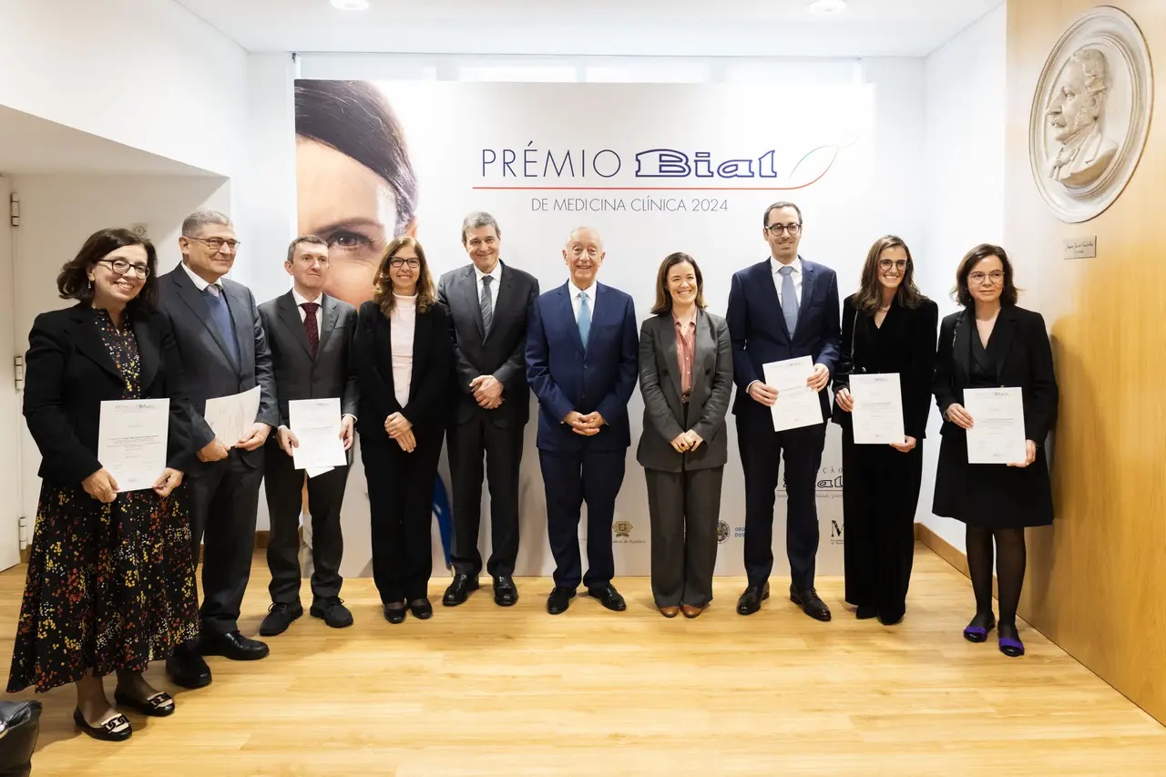 Tiago Gil Oliveira e os vencedores das menções honrosas junto de Marcelo Rebelo de Sousa e Luís Portela (foto: Matilde Freschi/Expresso)