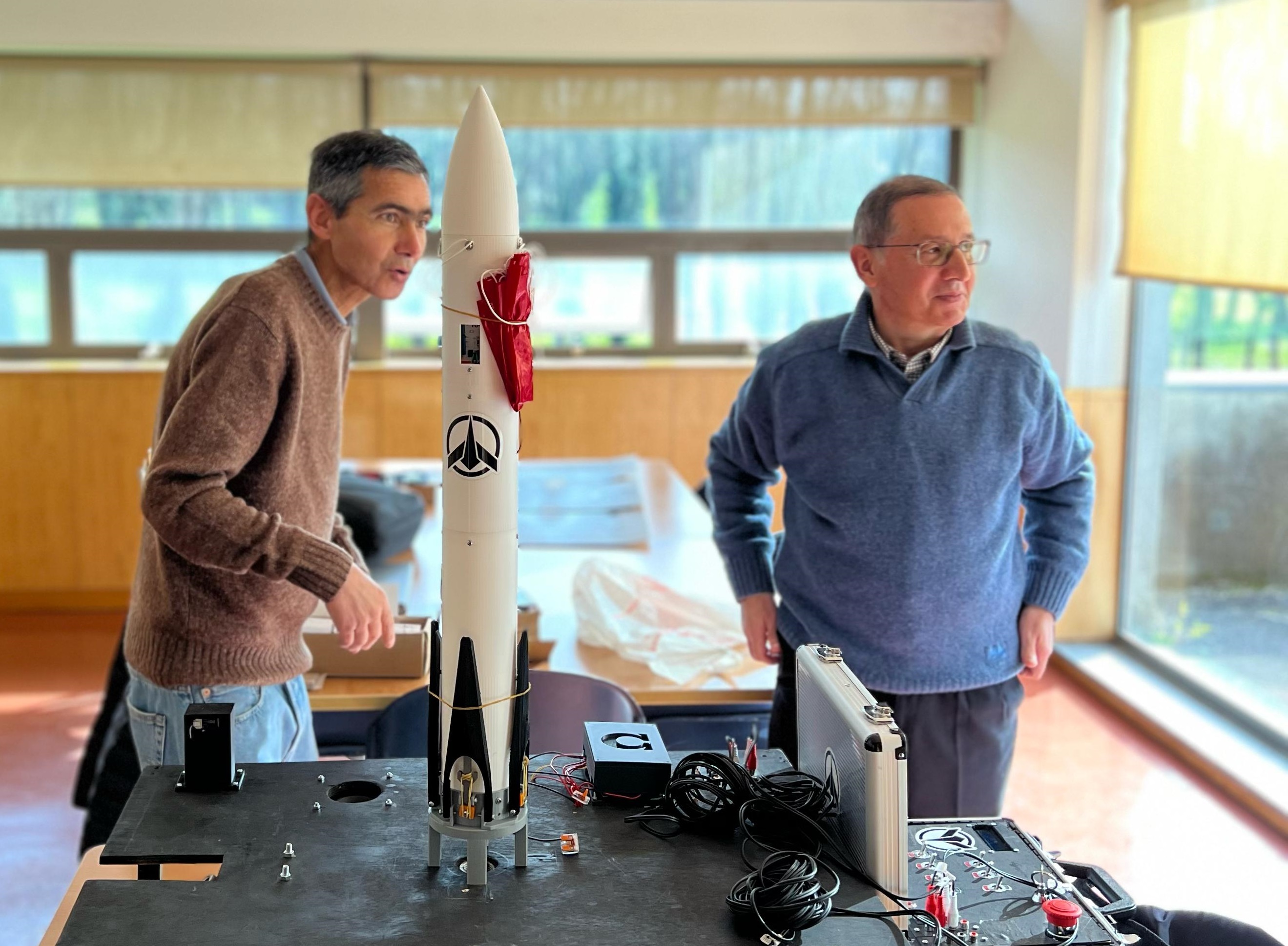 Joaquim Carneiro e Manuel Filipe Costa junto do minifoguete (foto: ECUM)