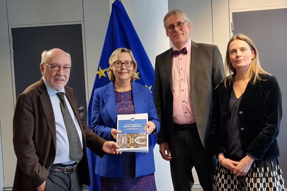 Três dos coautores (Luk Van Langenhove, Jan Marco Müller, Nienke Buisman) entregam o relatório à diretora-geral para a Investigação e Inovação da Comissão Europeia, Signe Ratso (foto: CE)