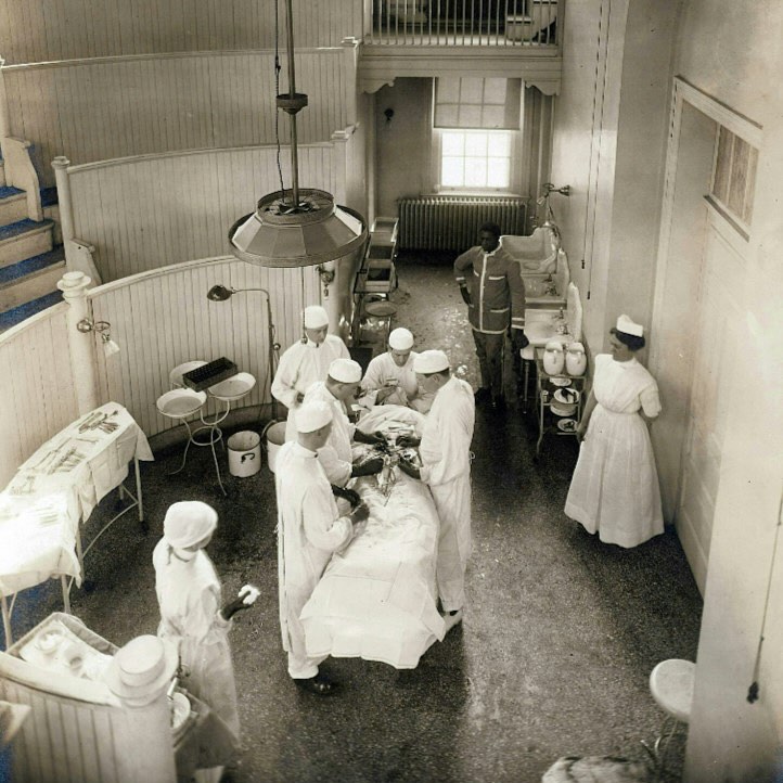 Cirurgia em 1910 nos EUA (foto: UVA Library)