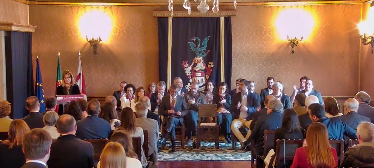 Momento da sessão (imagem: YouTube)