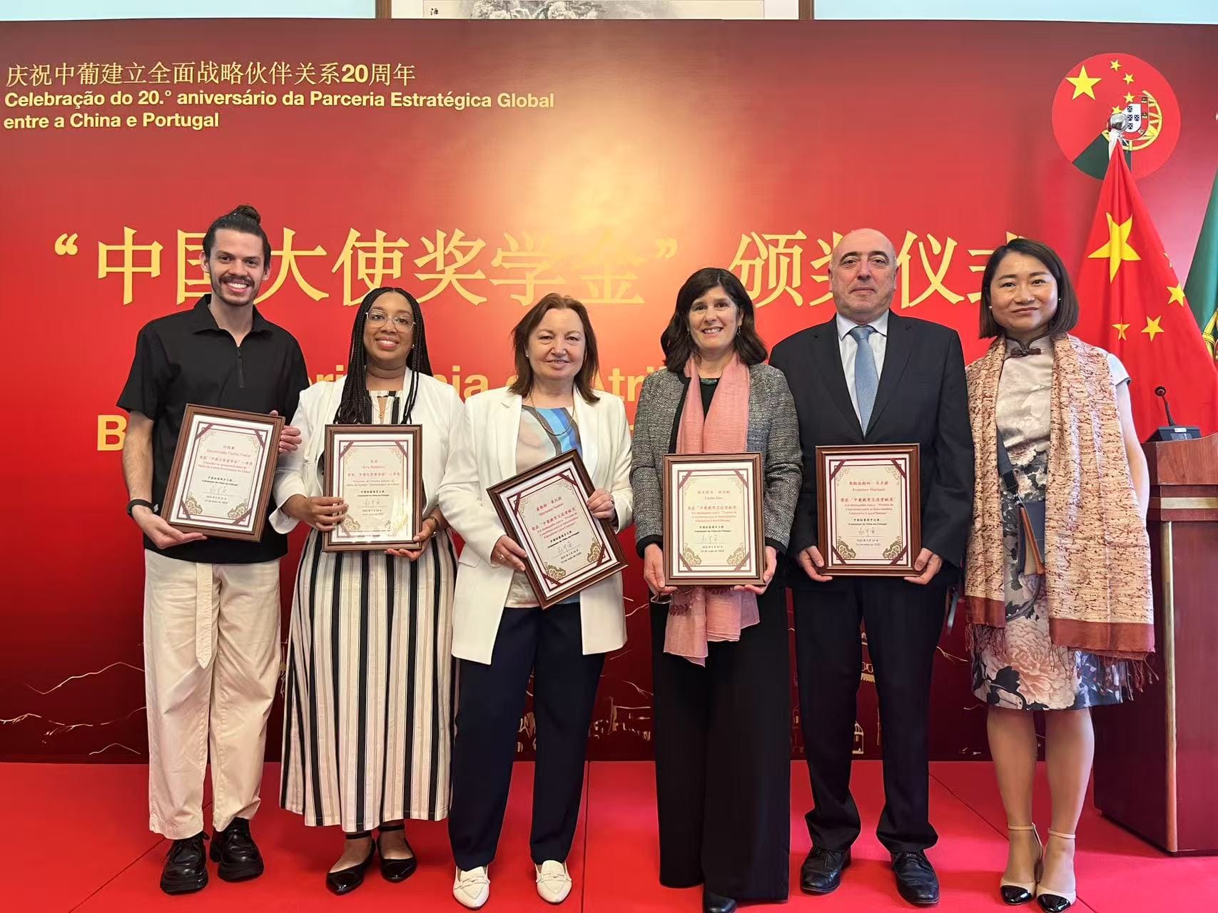Dois estudantes da UMinho (à esquerda) receberam bolsa