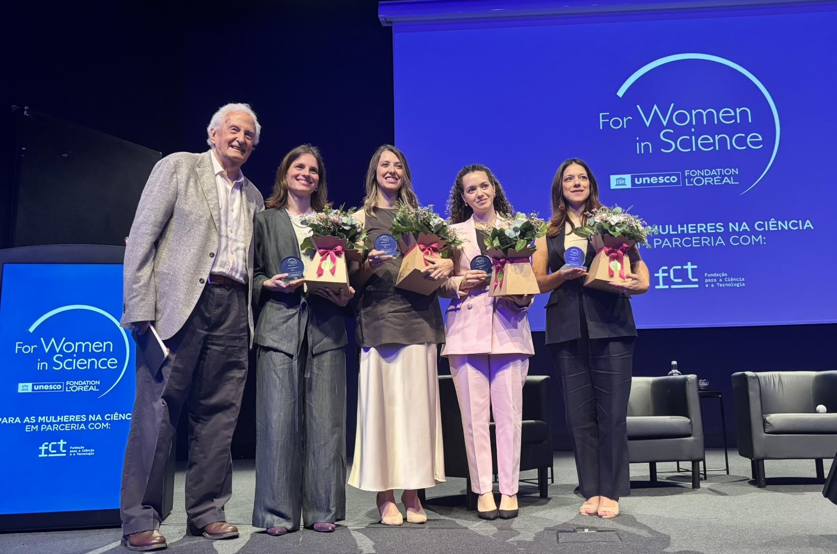 Alexandre Quintanilha (presidente do júri) com as premiadas - Ana Rita Lopes (ULisboa), Céline Gonçalves (UMinho), Paola Alberte (IST) e Patrícia Henriques (UPorto) (foto: Ivone Fachada)