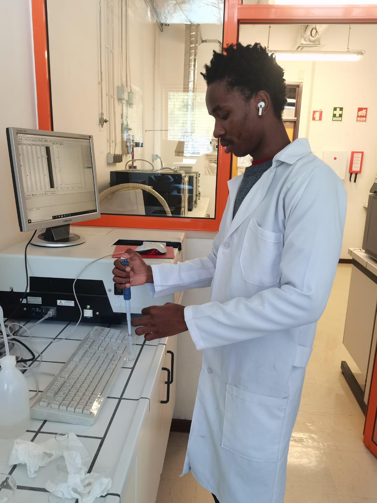 Gercílio Chichava nos laboratórios