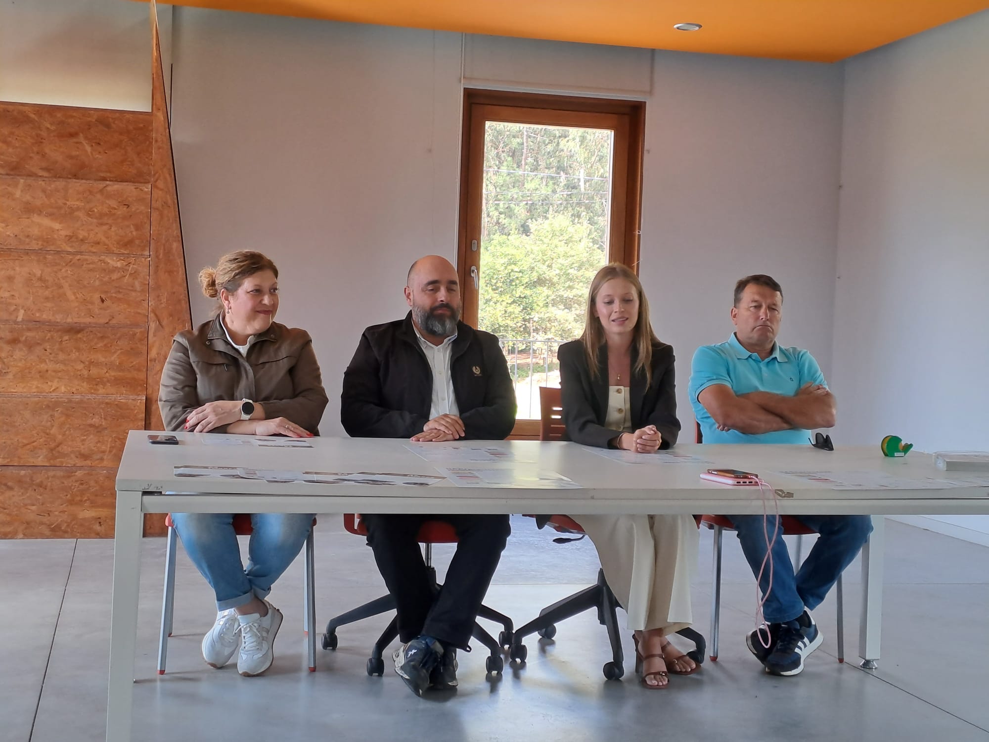 Apresentação à imprensa, com Rebeca Blanco Rotea (UMinho), Ángel Miramontes Carballada (DG do Patrimonio, Xunta de Galicia), Lara del Carmen Meneses Álvarez (DG da Juventude, Xunta de Galicia) e Enrique Alonso (Comunidade de Montes de Taborda)