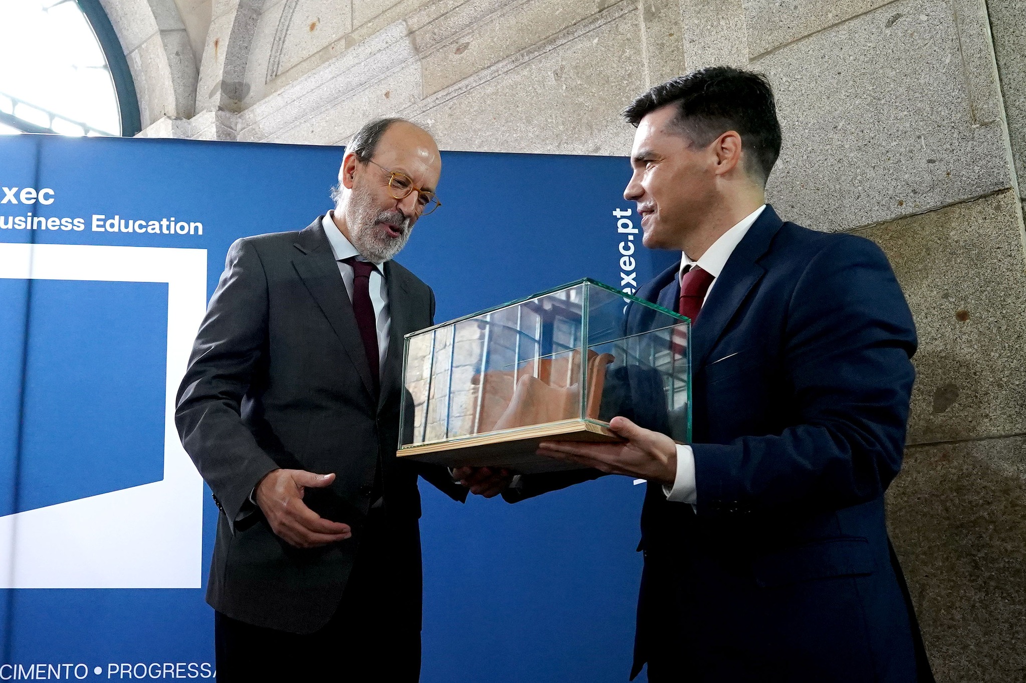 Entrega simbólica da primeira telha (foto: Município de Braga)