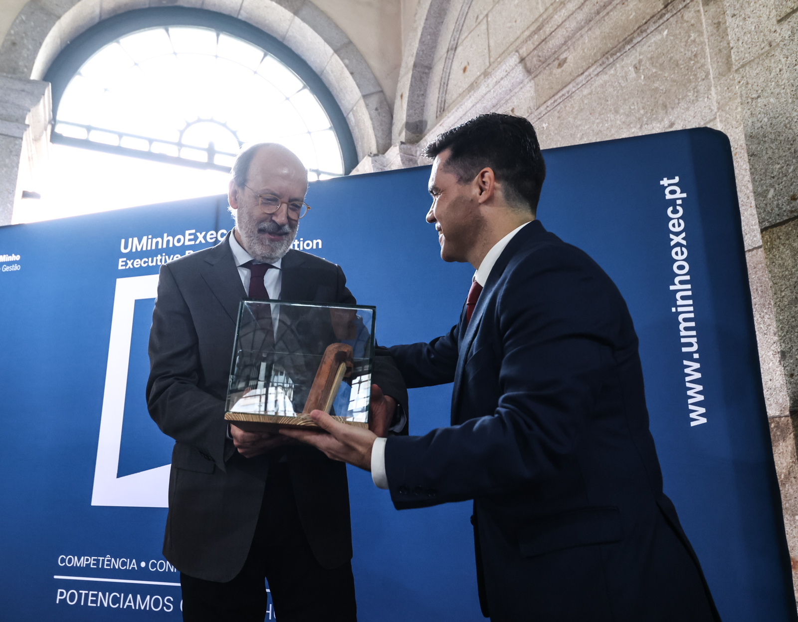 Entrega simbólica da primeira telha (foto: Nuno Gonçalves)