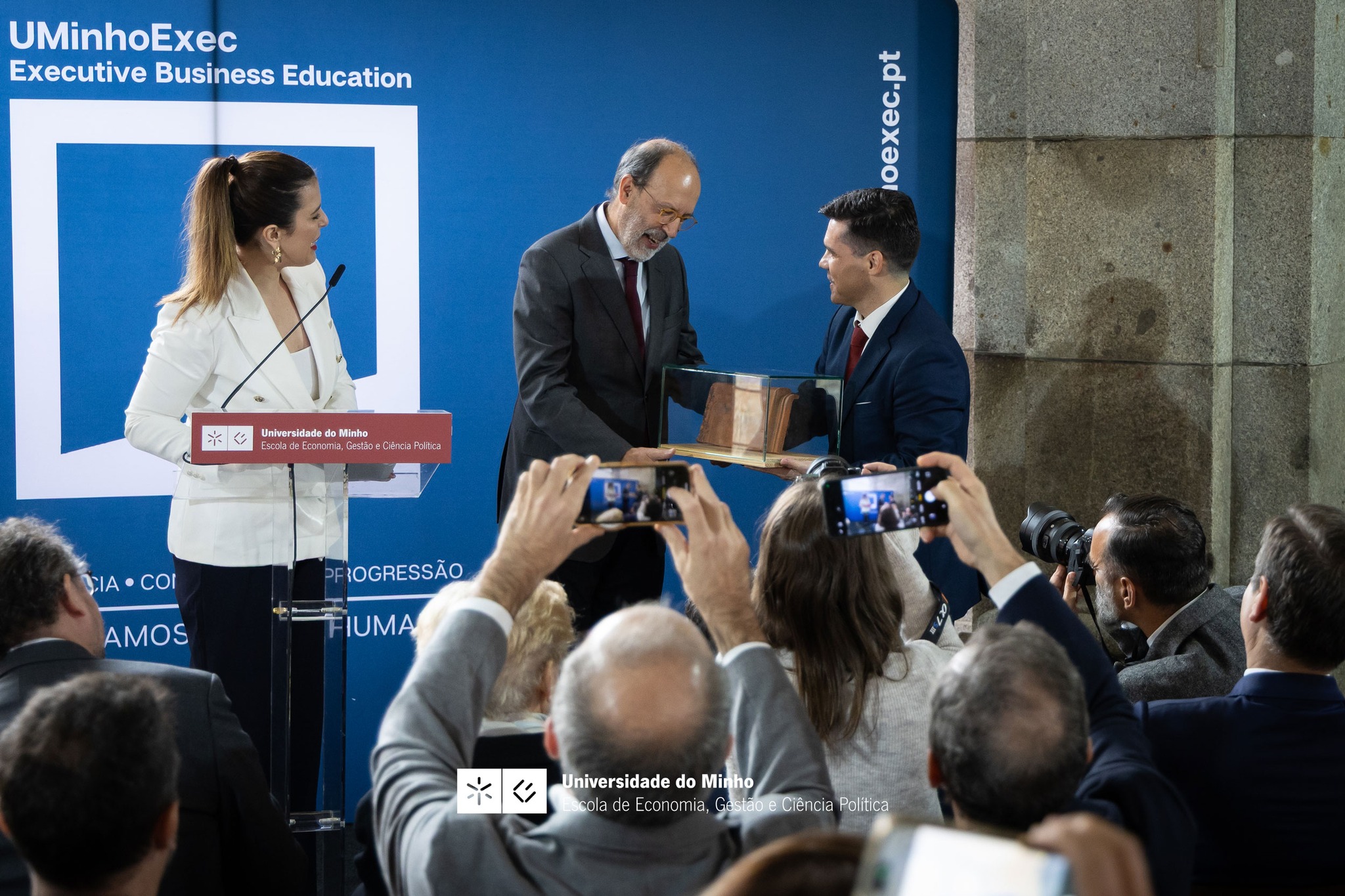 Entrega simbólica da primeira telha (foto: Hugo Antunes)