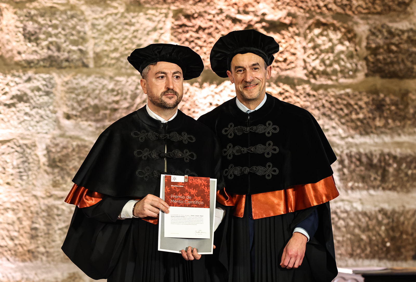 O investigador Miguel Oliveira e o vice-reitor António Salgado (foto: Nuno Gonçalves)