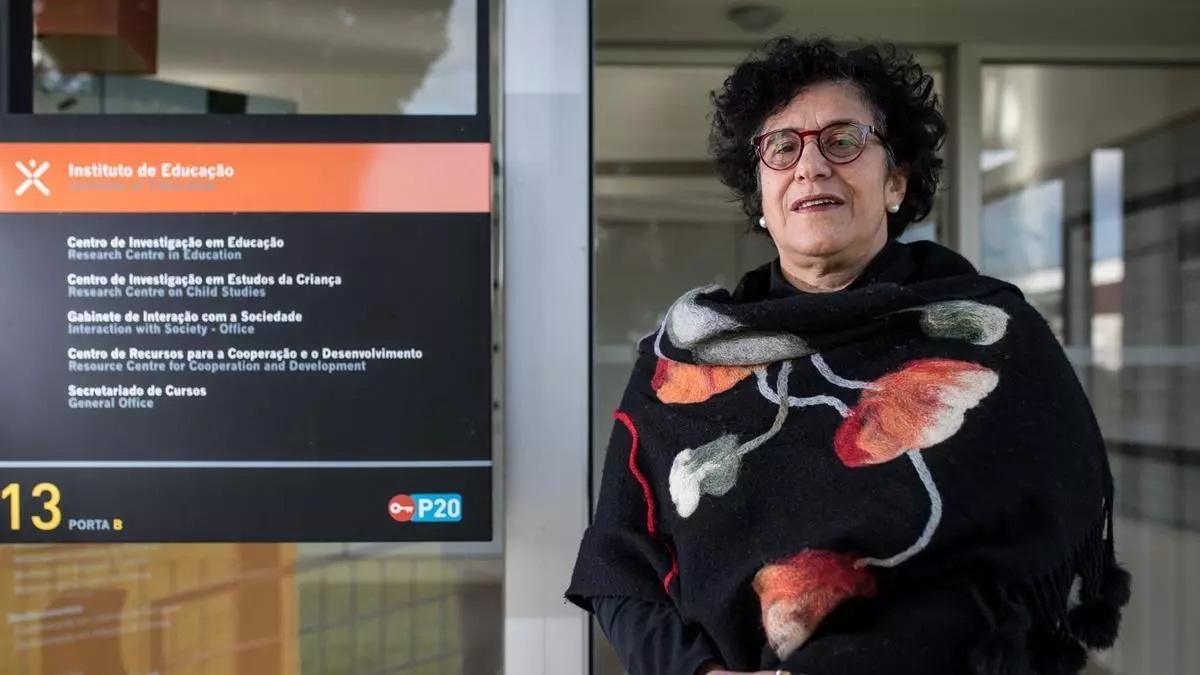 Ana Maria Serrano na entrada do Instituto de Educação da UMinho, em Braga