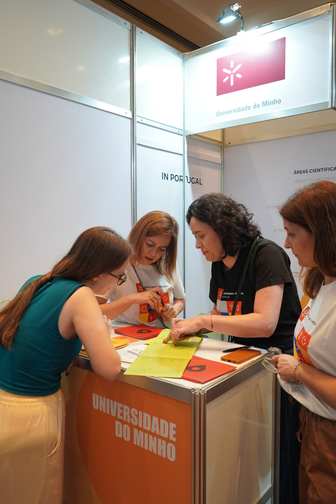 Cristina Dias, vice-reitora da UMinho, em contacto com estudantes brasileiros