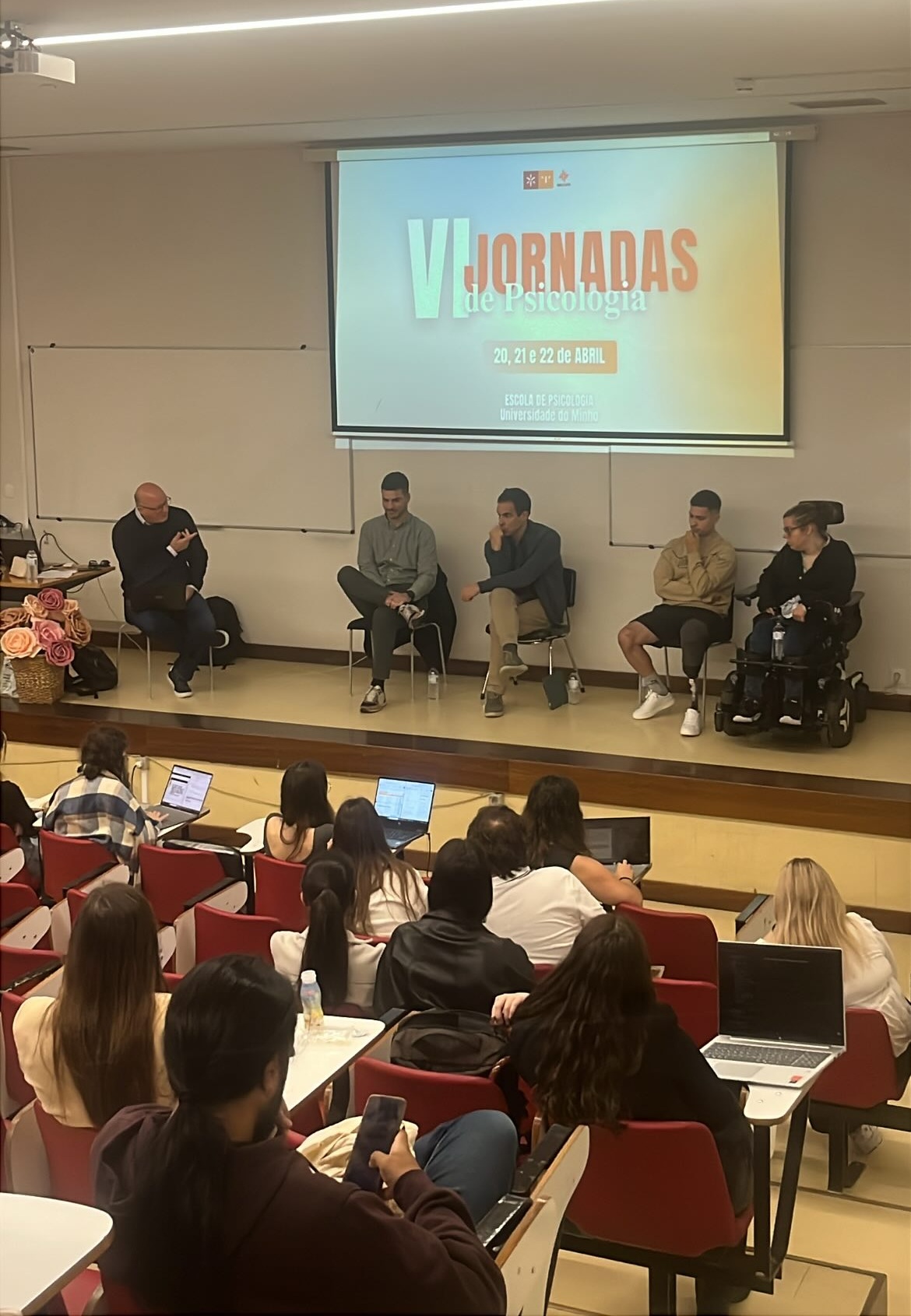 Mesa-redonda sobre desporto (foto: AEPUM)