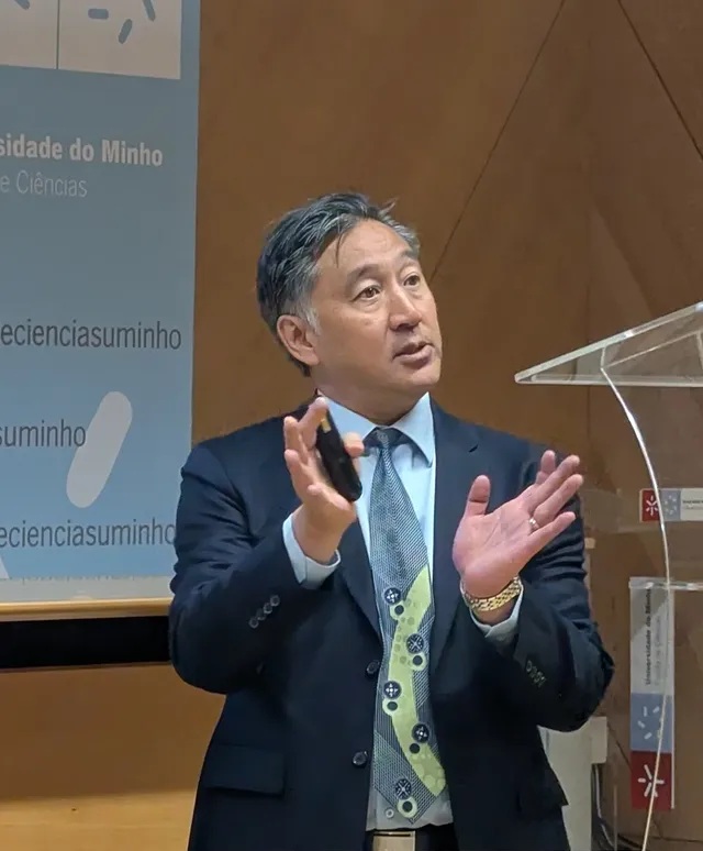 Mark Chen a proferir a palestra (foto: LIP)