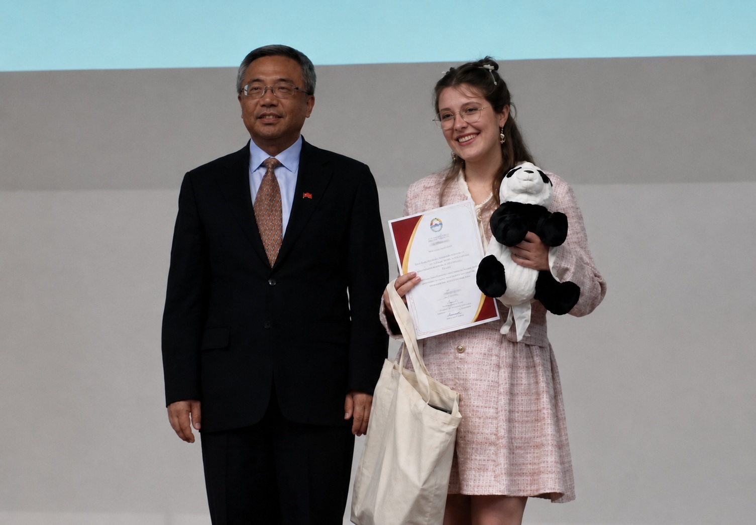 Momento da entrega do 1.º prémio, com Yang Yirui e Marisa Duarte