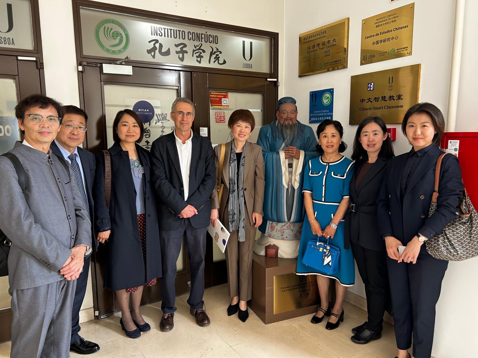 Zhang Yan, diretora chinesa do ICUM (3.ª a contar da esquerda), entre a comitiva presente