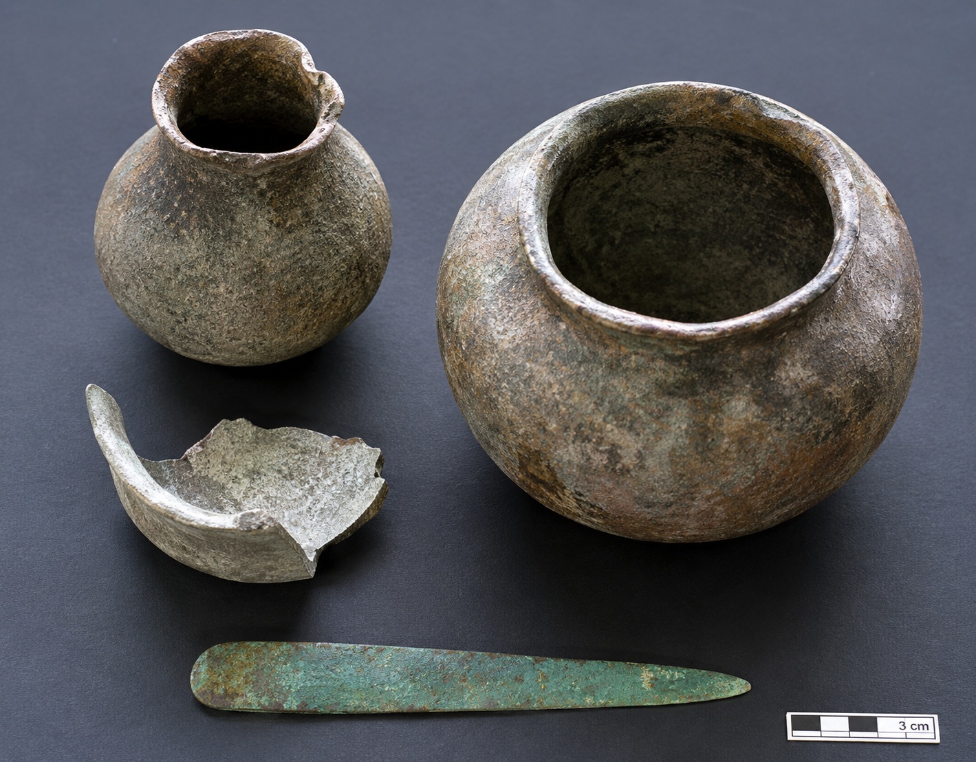 Cerâmicas e ponta achadas em Outeiro Alto 2 (foto: Victor Filipe/Era Arqueologia)
