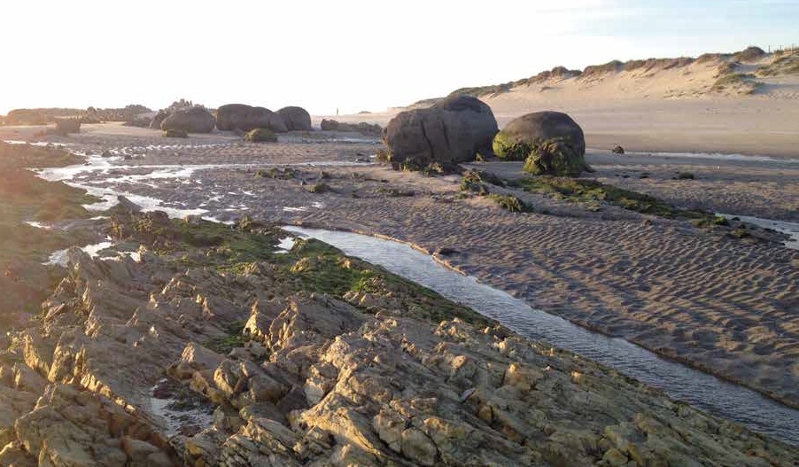 Bolas de granito em Canto Marinho, que parecem deixadas por gigantes