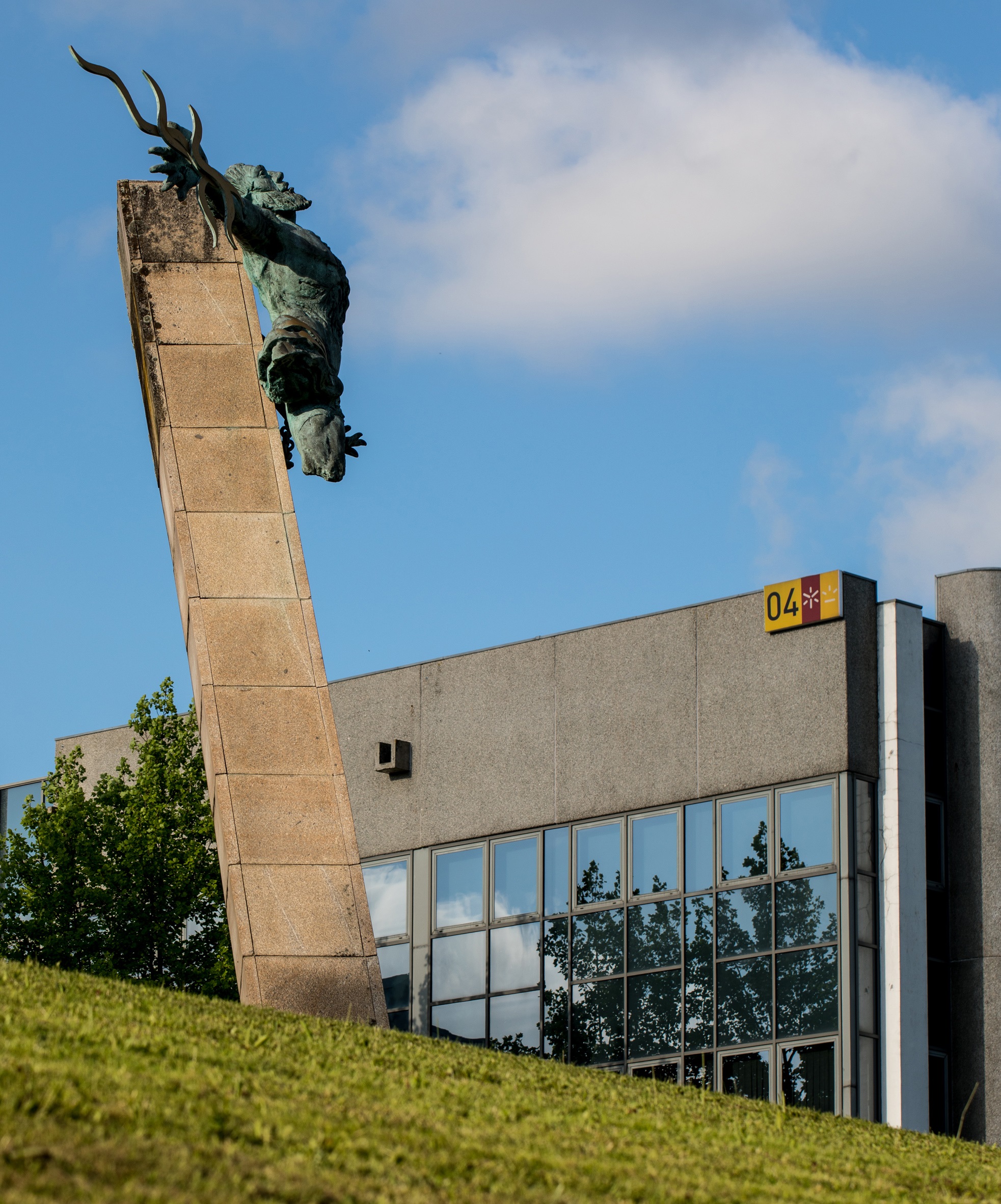 A Escola Superior de Enfermagem da UMinho, com a estátua de Prometeu em 1.º plano (foto: Nuno Gonçalves)