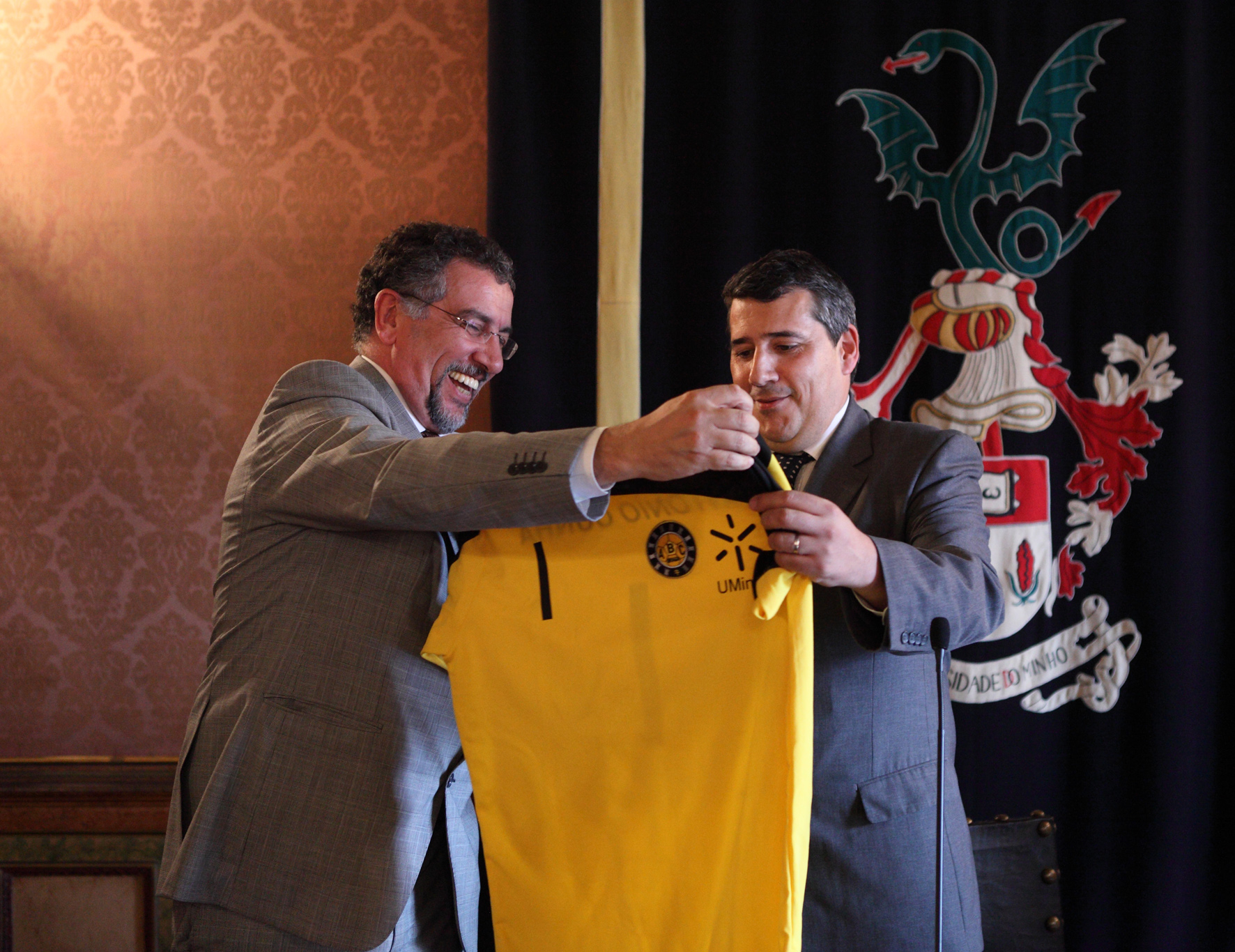 Presidente do ABC, Luís Teles, dá camisola do ABC/UMinho ao reitor António M. Cunha (foto de Nuno Gonçalves/UMdicas)