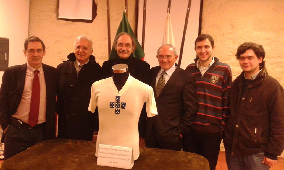 Os oradores junto da camisola de Alberto Gomes na seleção nacional