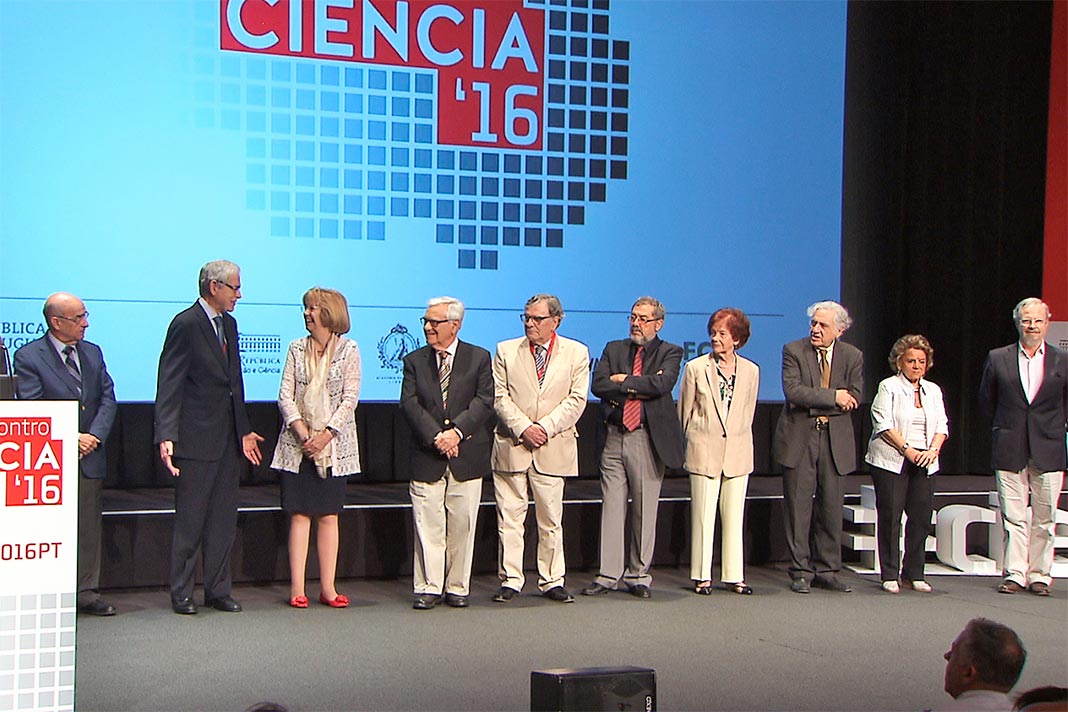 Carlos Bernardo na cerimónia, entre os distinguidos