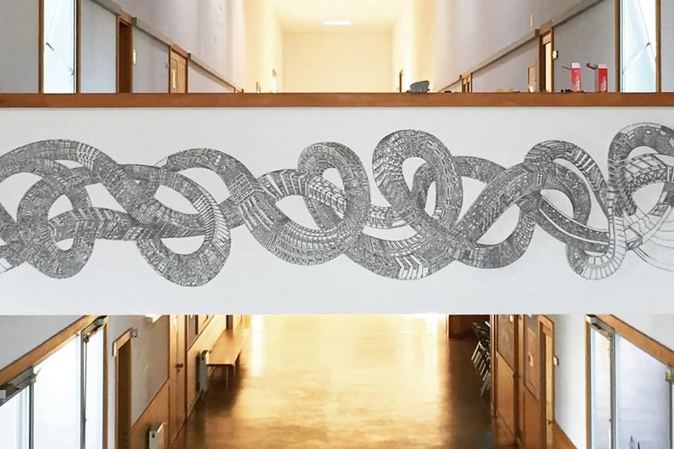 Pormenor da ilustração gigante nas paredes da EAUM