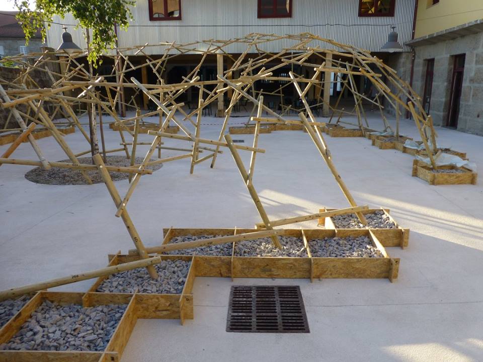 Estrutura na praça do Instituto de Design de Guimarães