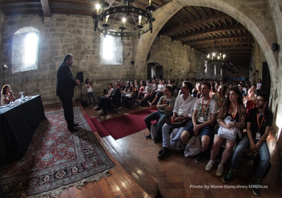 Alunos Erasmus e reitor no salão medieval da Reitoria da UMinho (foto de Nuno Gonçalves/UMdicas)