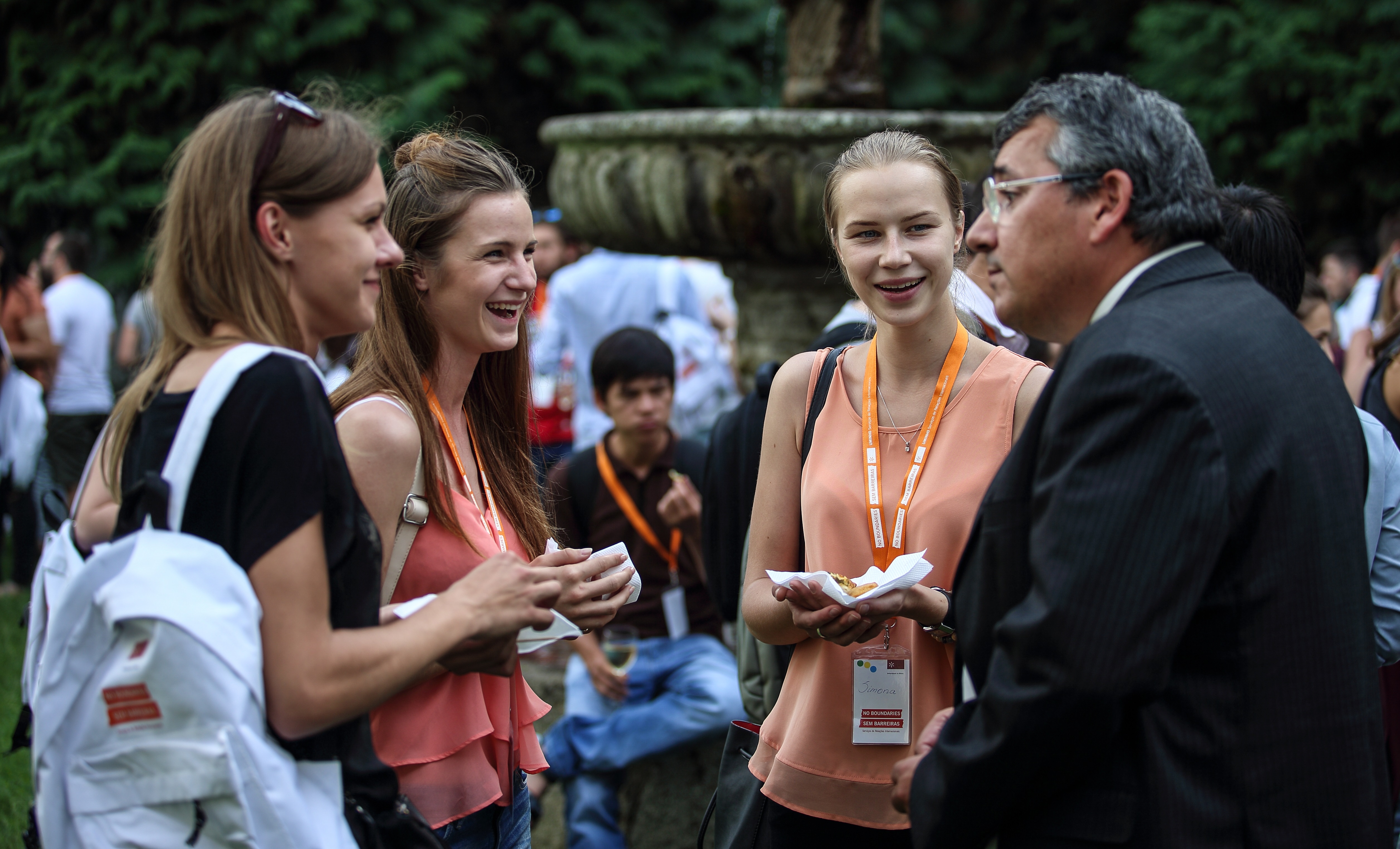 Alunas Erasmus a conversar com o reitor da UMinho (foto de Nuno Gonçalves/UMdicas)