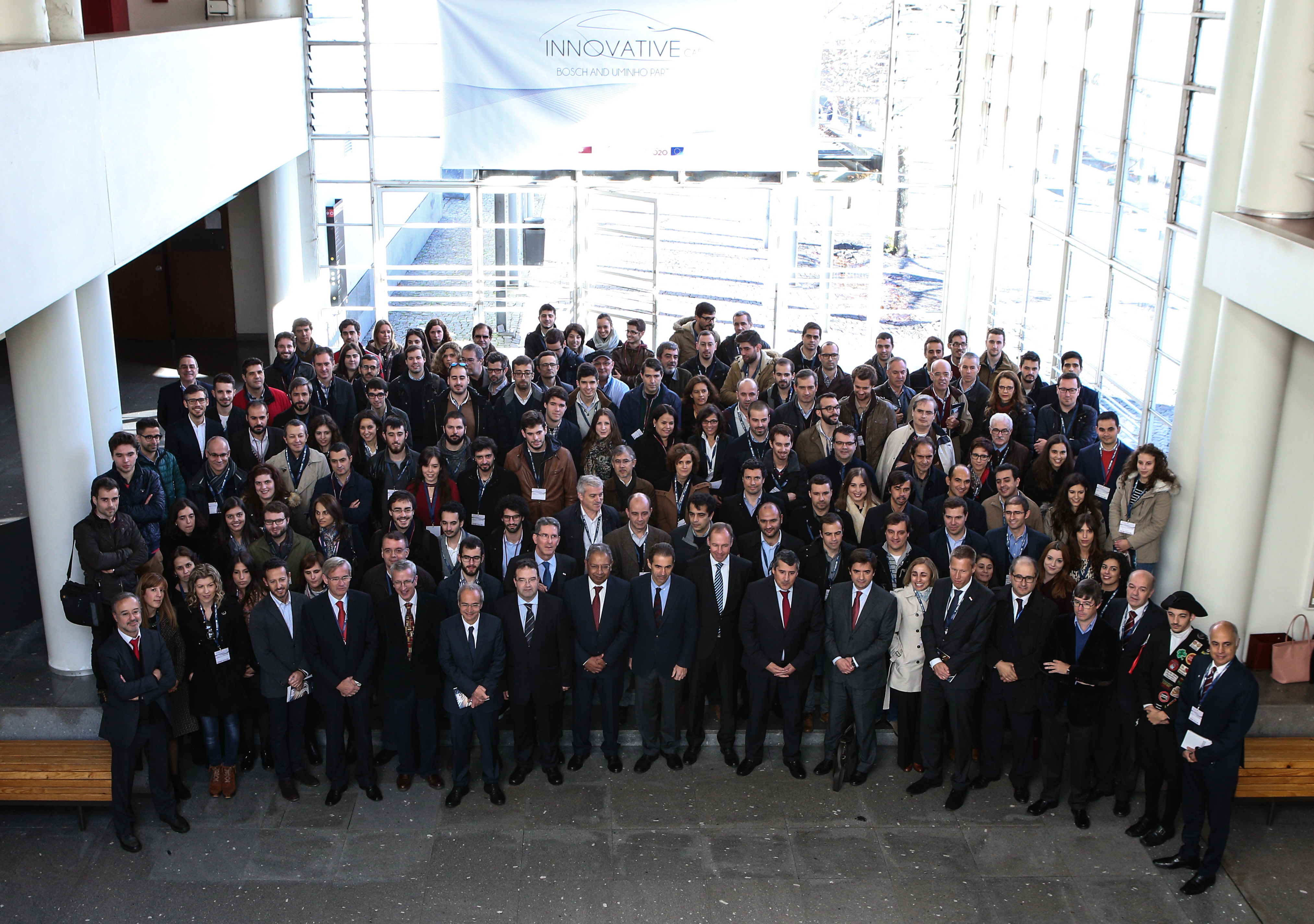 Foto de grupo no hall da Escola de Engenharia da UMinho (foto de Nuno Gonçalves/UMdicas)