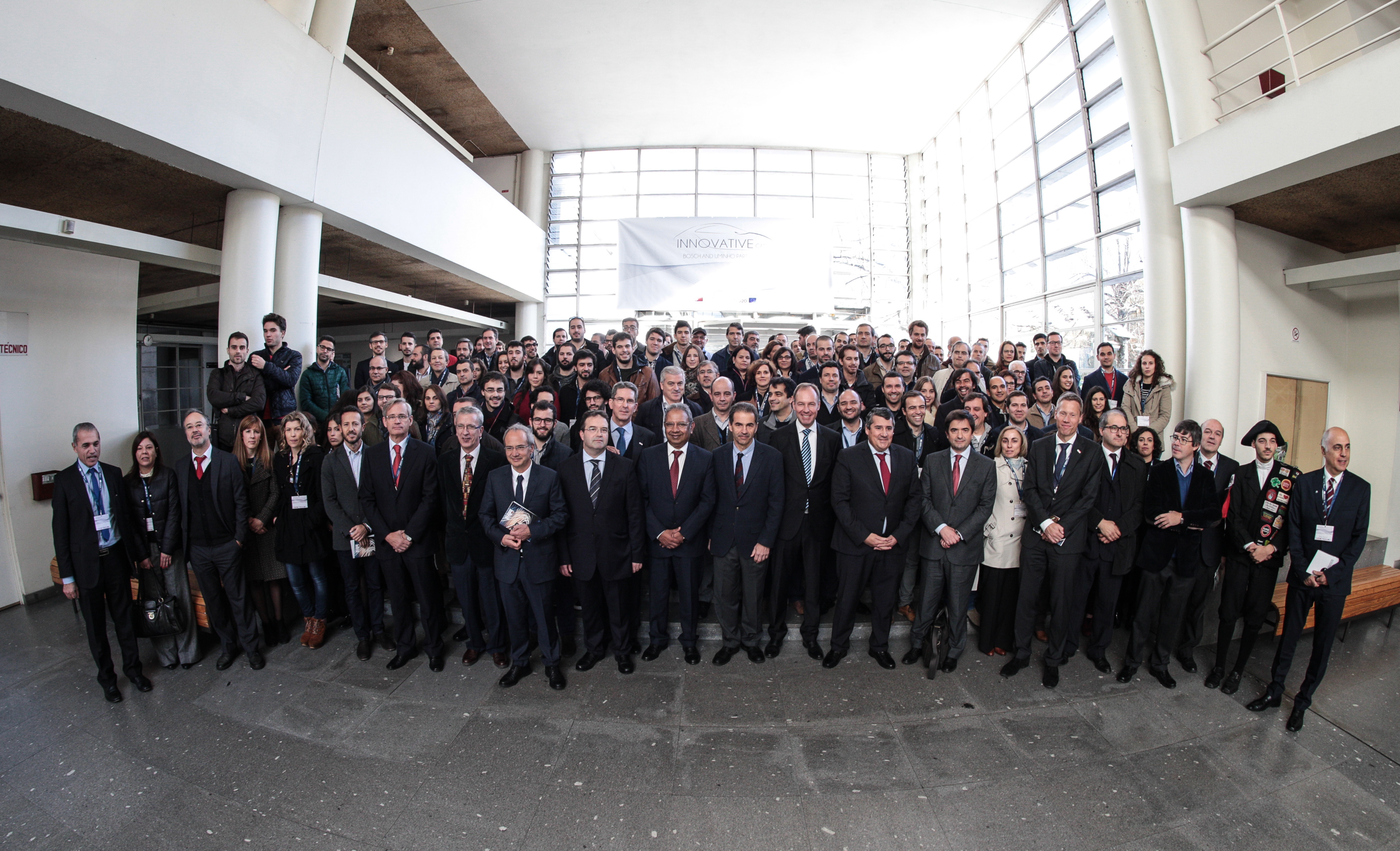 Foto de grupo no hall da Escola de Engenharia da UMinho (foto de Nuno Gonçalves/UMdicas)