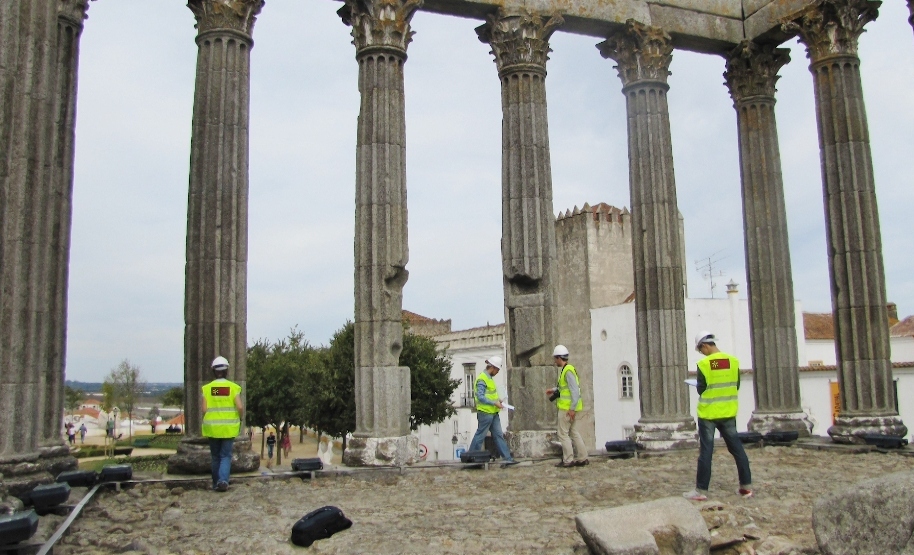 Alunos do SAHC no Templo Romano de Évora