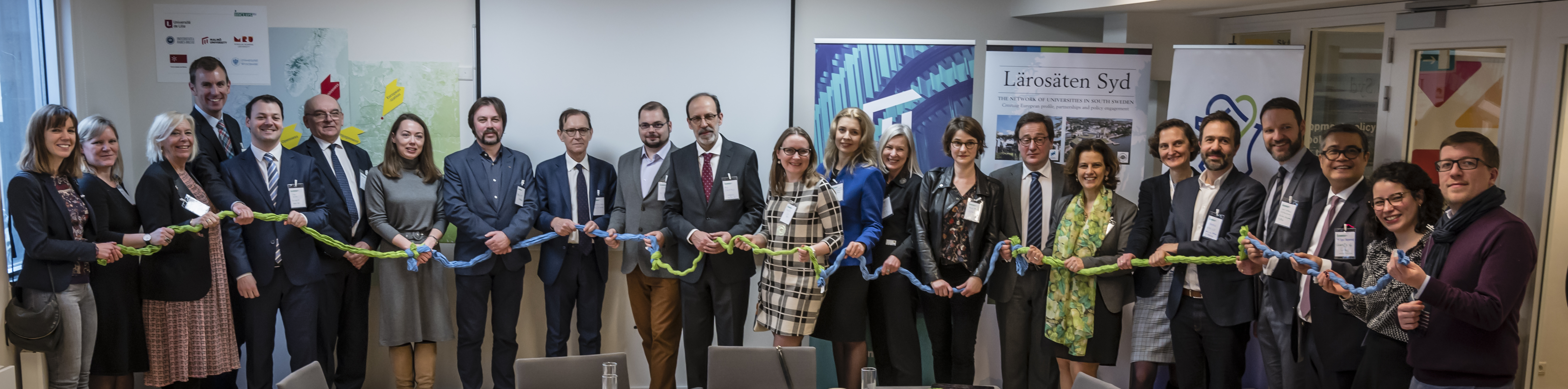 Reitor Rui Vieira de Castro e pró-reitora Carla Martins entre a equipa do consórcio