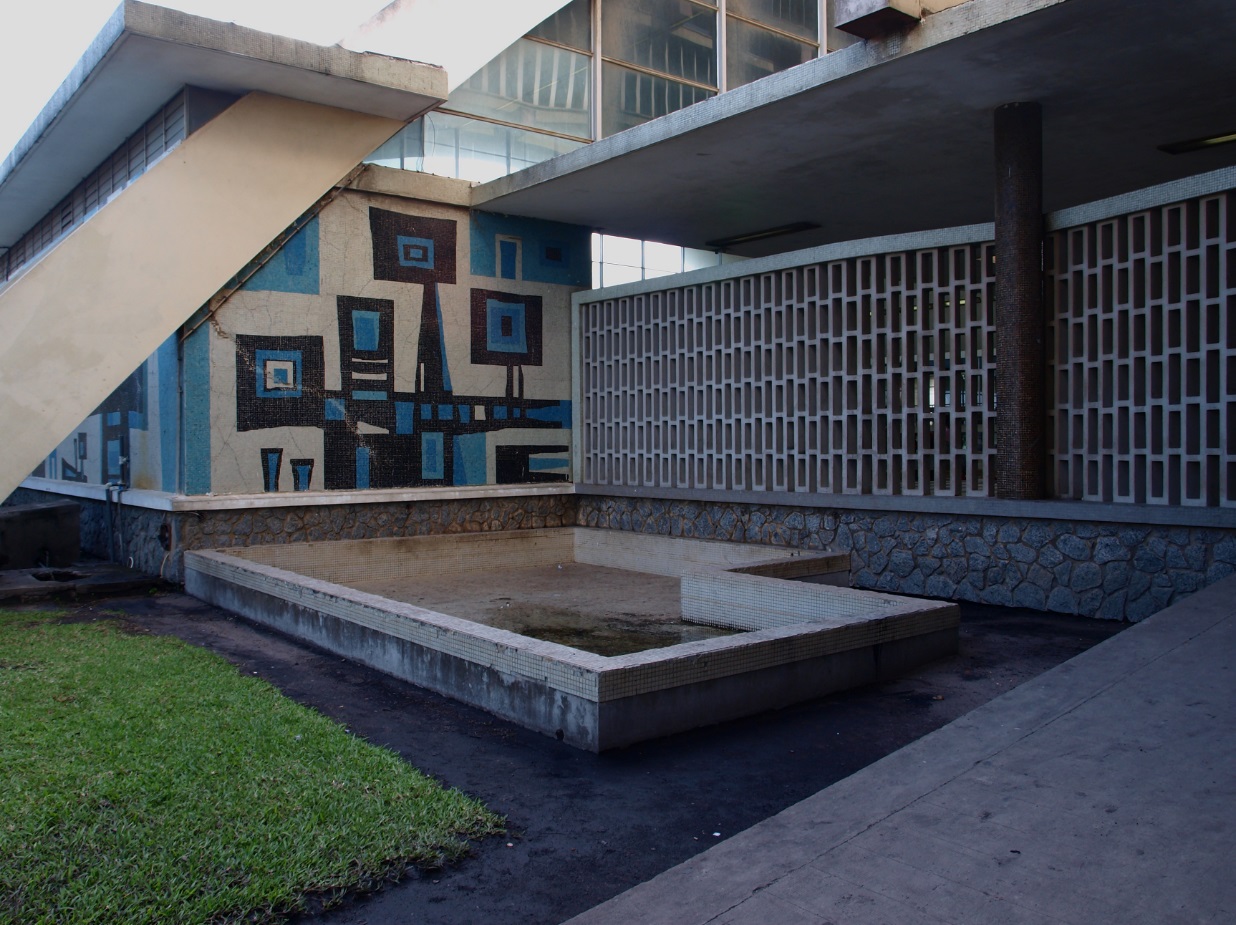 Entrada com mural de Garizo do Carmo e grelha de cimento (foto: Elisiário Miranda)