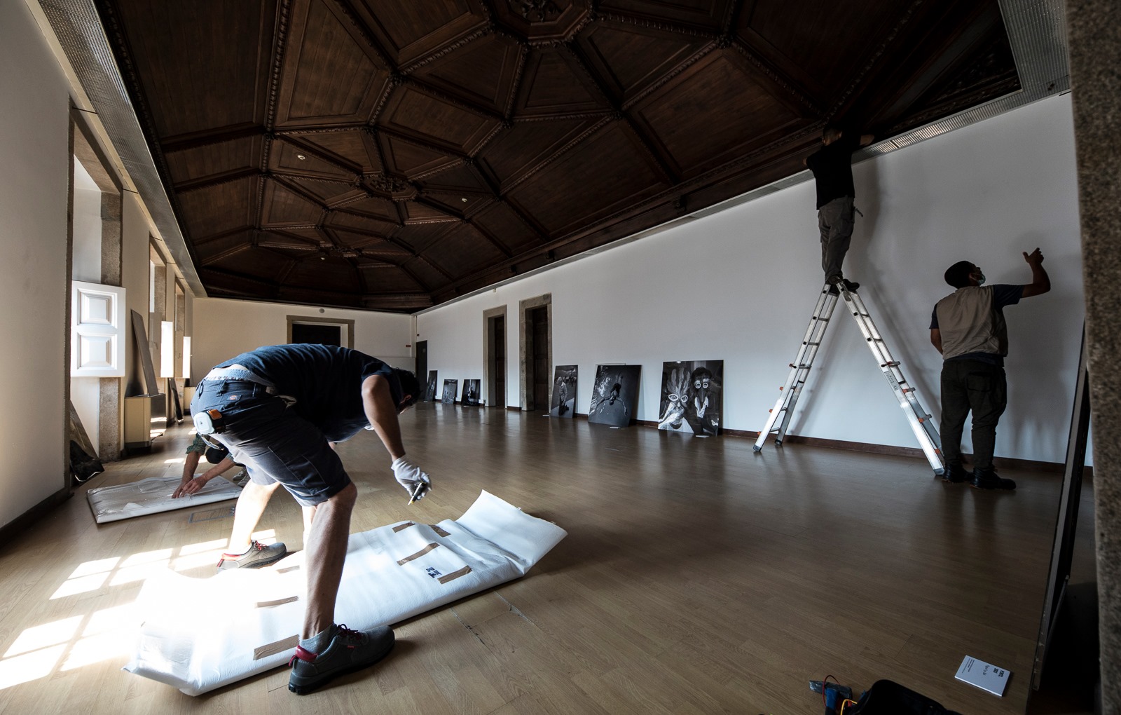 Montagem da exposição (foto: Nuno Gonçalves)